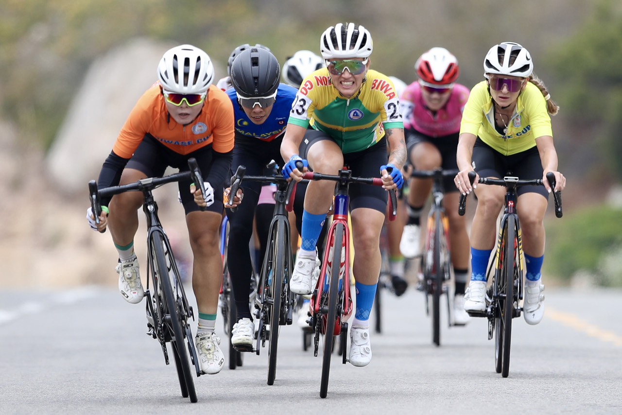 Thu Mai “giật” Áo xanh của đối thủ Thái Lan tại chặng 6 giải đua xe đạp nữ Bình Dương 2024