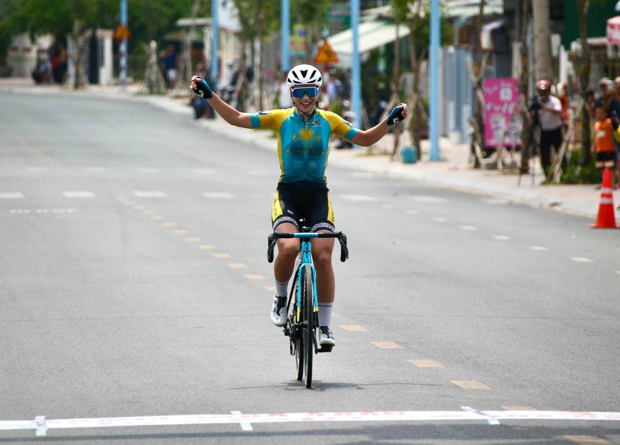 Người đẹp Kazakhstan thắng chặng 8 giải đua xe đạp nữ Bình Dương 2024