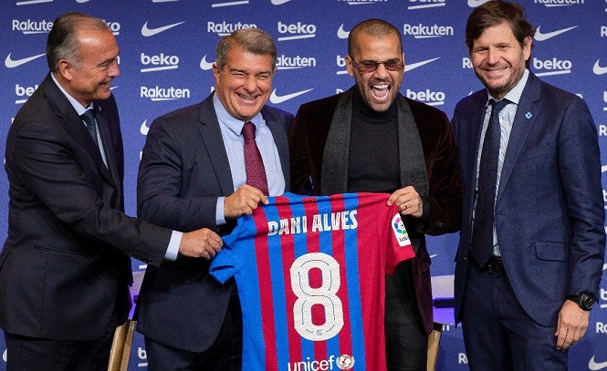 Tiền lương và điều khoản của Dani Alves với Barca gây ngạc nhiên