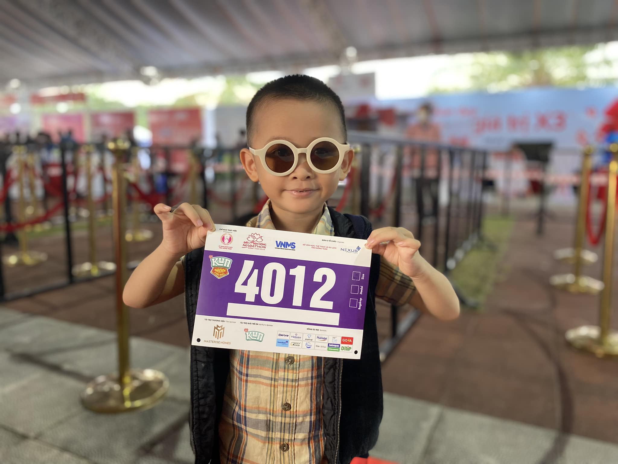 VĐV nhí hào hứng săn giải thưởng lớn tại giải chạy Đất Sen Hồng Marathon 2023 ở Đồng Tháp