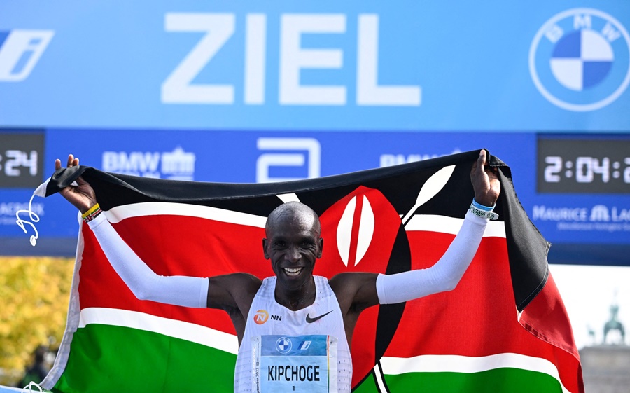 Phá sâu kỷ lục thế giới 30 giây, Eliud Kipchoge tạo ra cột mốc mới cho marathon