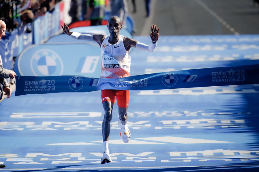 Không phá kỷ lục thế giới chạy 42,195km, Eliud Kipchoge vẫn đi vào lịch sử Berlin Marathon