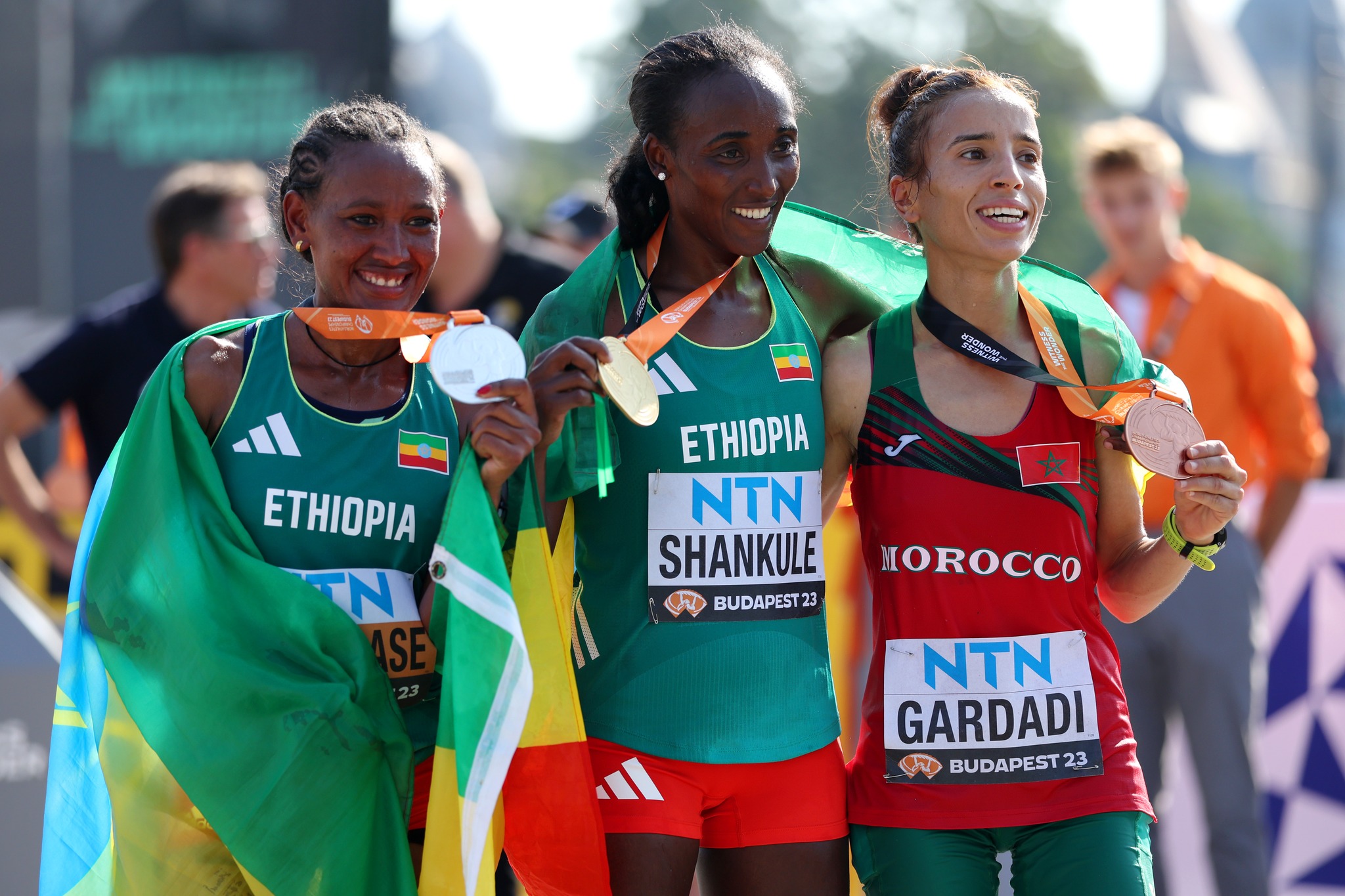 Đánh bại đối thủ Kenya, hai cô gái Ethiopia thắng lớn chạy marathon giải điền kinh thế giới 2023