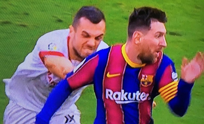 Messi khiến cầu thủ Sevilla bất lực vồ hụt trên sân