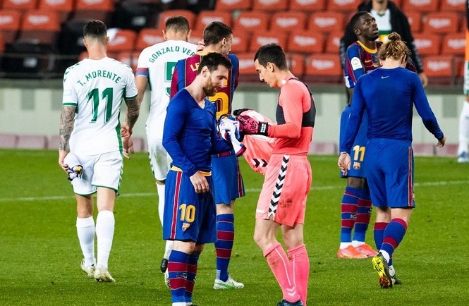 Phản ứng bất ngờ của thủ môn Elche khi Messi đề nghị đổi áo