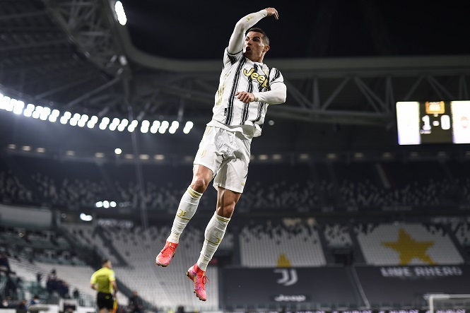 Cristiano Ronaldo lập cú đúp đặc biệt cho Juventus trong 7 phút 