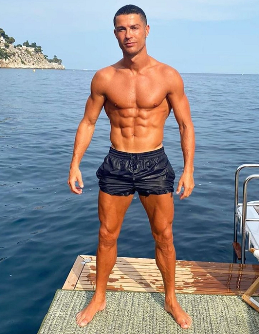 Ronaldo khoe thân hình “đẹp như tạc tượng” trên du thuyền