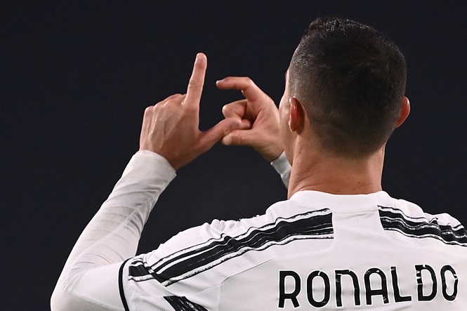 Ronaldo ăn mừng bàn thắng với chữ C và J có nghĩa gì?