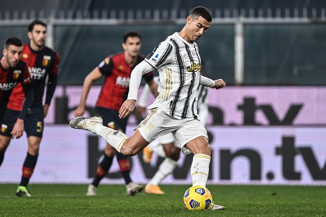 Ronaldo bị thủ môn “khiêu khích” khi sút phạt đền cho Juventus