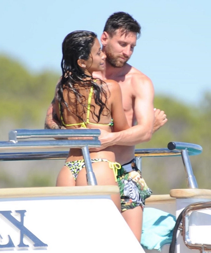 Siêu sao vợi của Messi và Torres: cặp đôi hoàn hảo trong và ngoài sân cỏ. Hãy xem hình ảnh cao cấp này để chiêm ngưỡng vẻ đẹp của hai người đàn ông thành công này cùng vợ tuyệt vời.