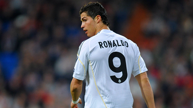 Từ Ronaldo đến Ronaldinho, những ngôi sao “buộc” phải thay đổi số áo