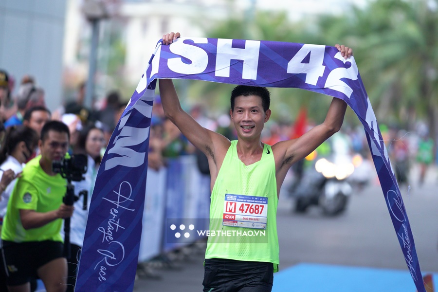 Chàng trai “chạy cố về cưới vợ” đăng quang Giải Marathon Quốc tế Di sản Hạ Long 2022