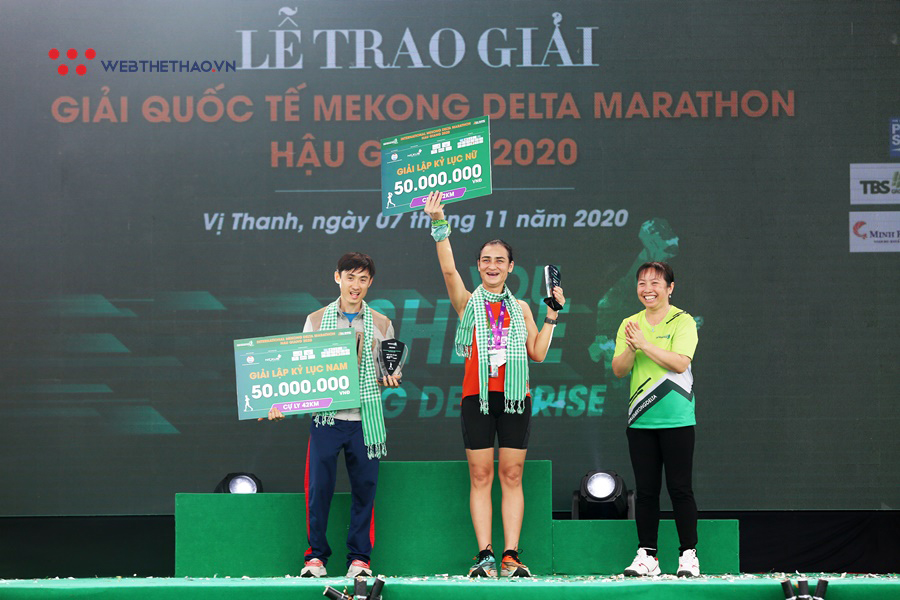 Vô địch và phá kỷ lục chạy 42,195km Mekong Delta Marathon 2022, bỏ túi gần 100 triệu đồng
