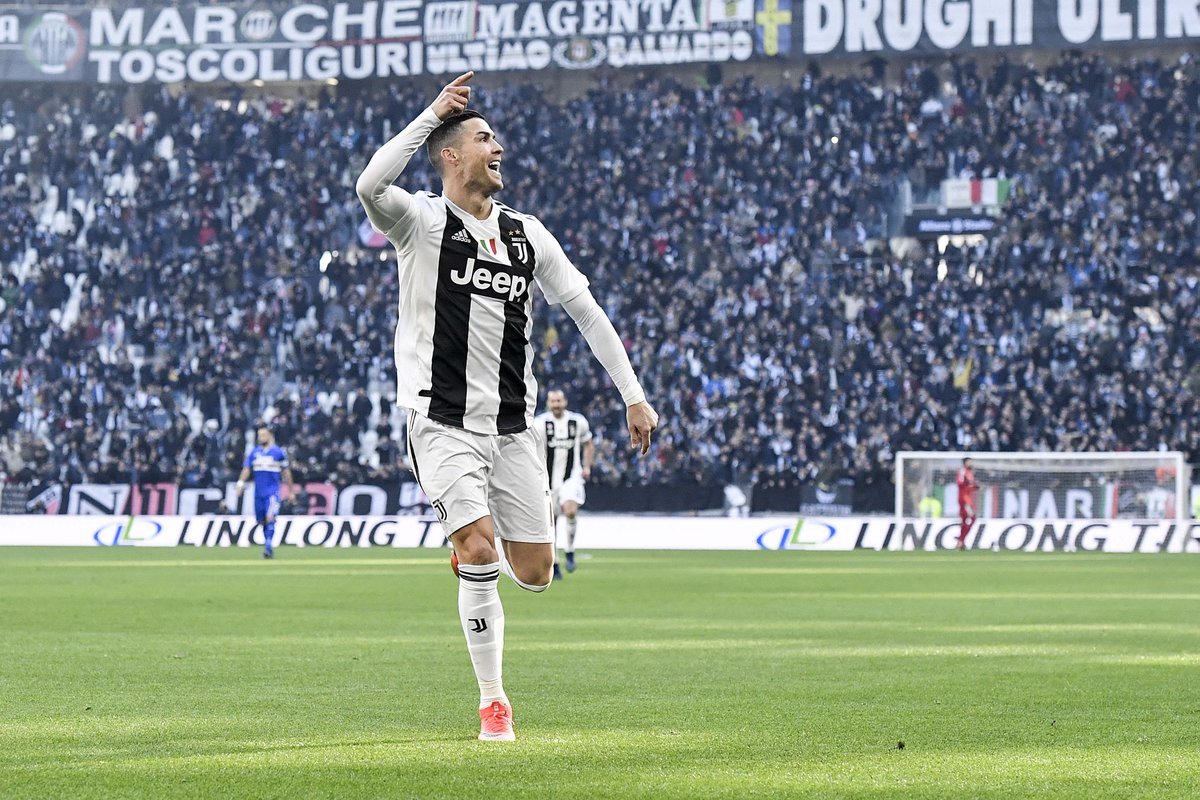 Cú đúp bàn thắng đưa Cristiano Ronaldo đi vào lịch sử khi Juventus đánh bại Sampdoria