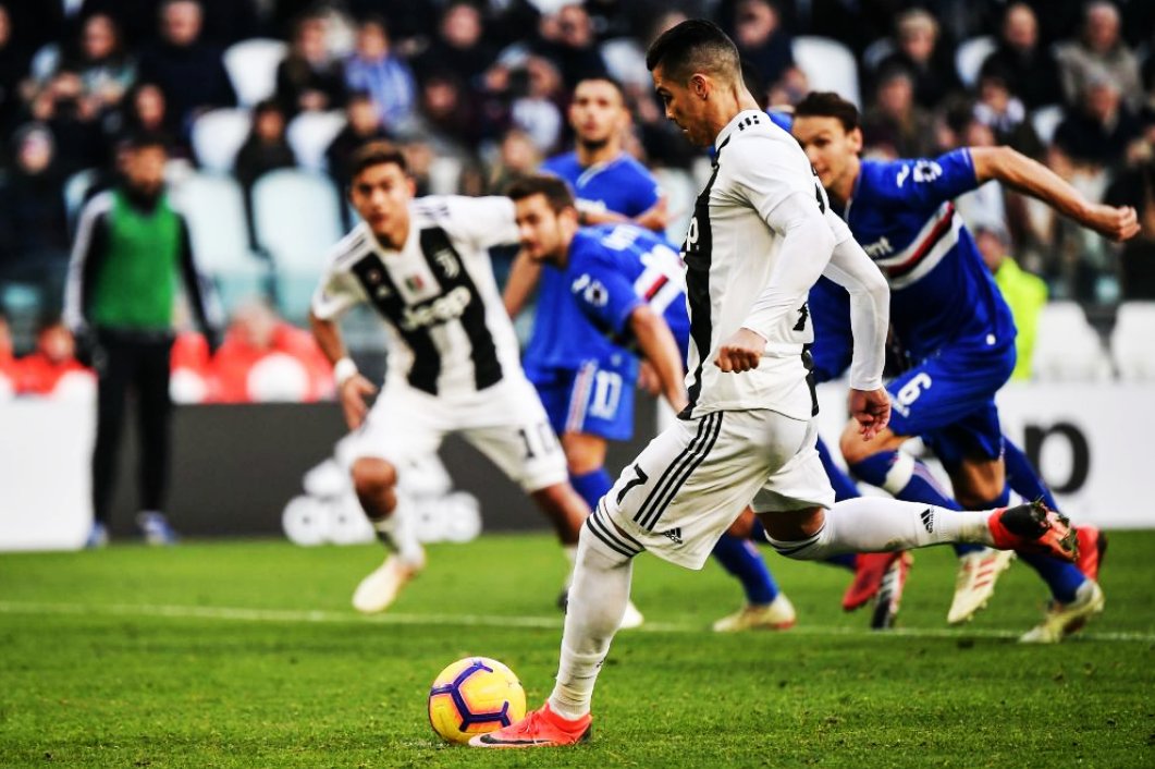 Cú đúp bàn thắng đưa Cristiano Ronaldo đi vào lịch sử khi Juventus đánh bại Sampdoria