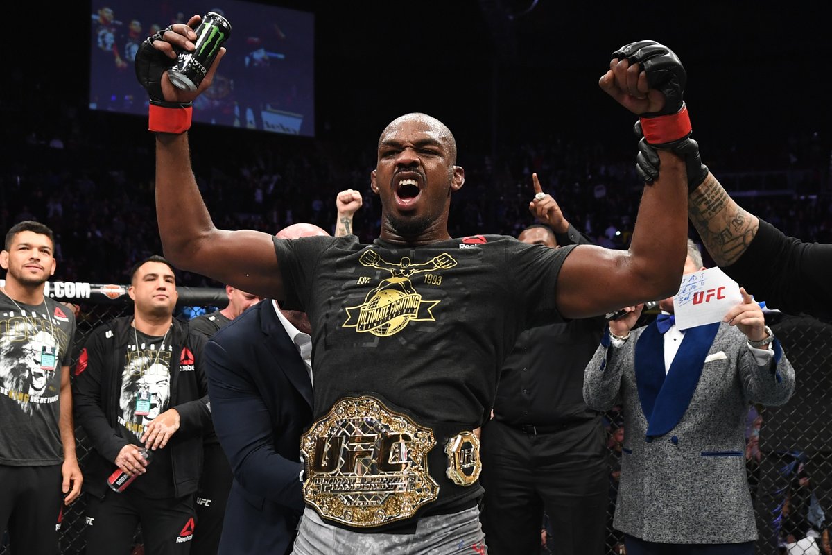 Daniel Cormier trả lời ra sao trước lời thách đấu của Jon Jones?