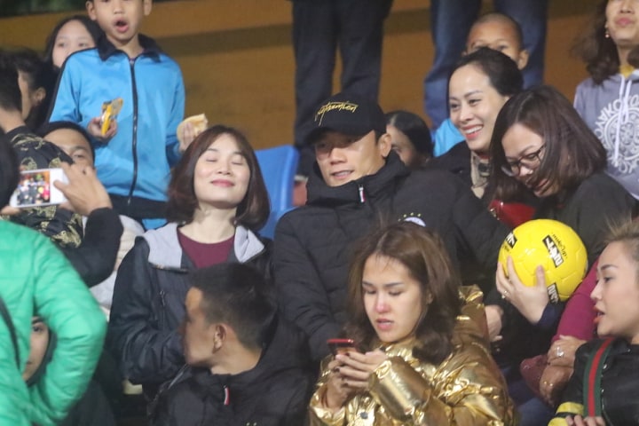 Bùi Tiến Dũng ngắm nhìn CLB Hà Nội đè bẹp Quảng Ninh ở trận ra quân V.League 2019