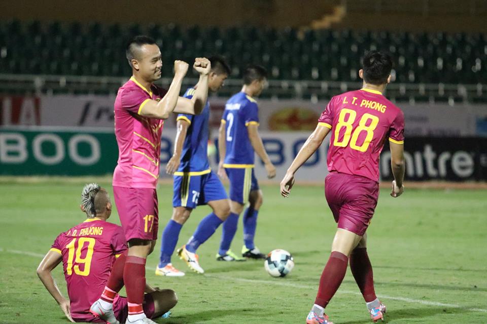 Văn Hoàng bị bảo vệ hỏi thăm trong ngày Sài Gòn FC thiết lập kỷ lục