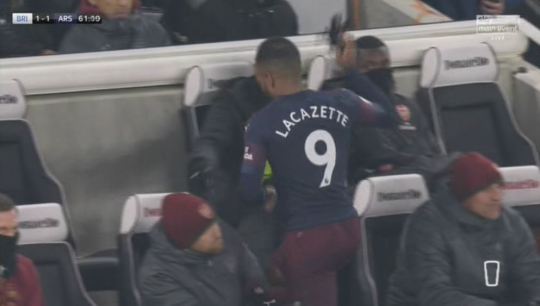 Động thái này cho thấy Lacazette đang thắc mắc với chiến thuật của chiến thuật của HLV Unal Emery