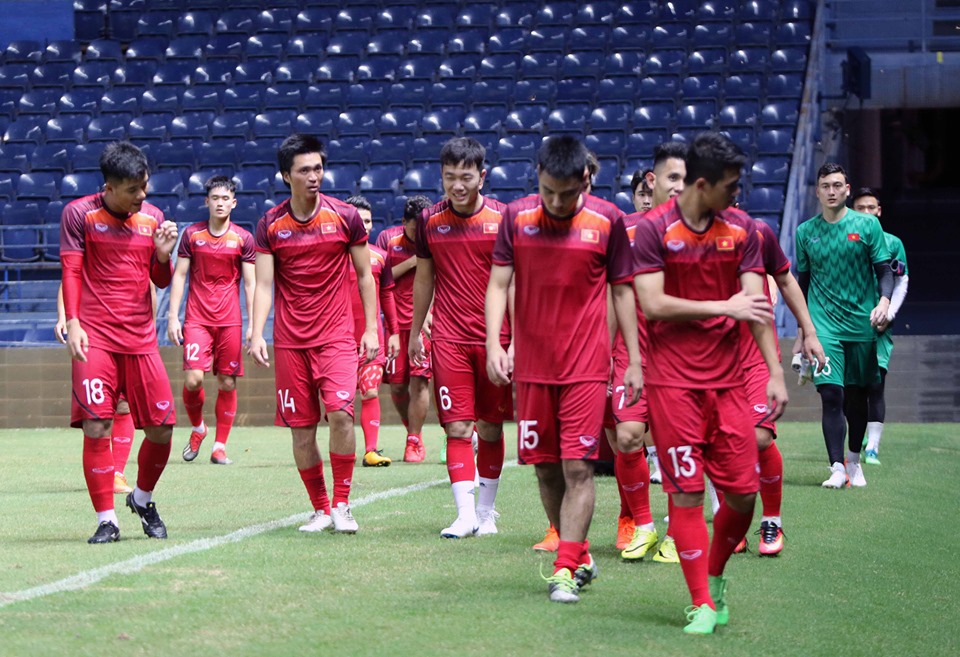 Chùm ảnh: ĐT Việt Nam làm quen mặt sân tại Kings Cup 2019