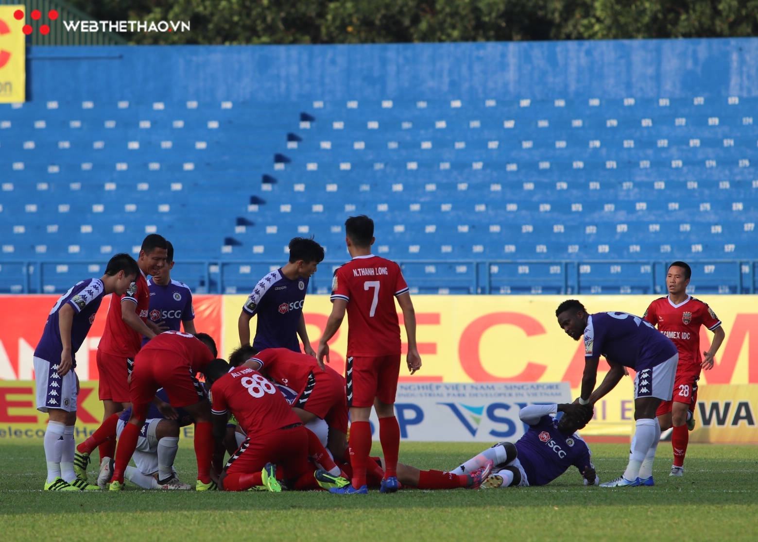 Cầu thủ đi cấp cứu, bàn thắng giây cuối và Tấn Trường đấu khẩu với CĐV, trận cầu điên rồ của Quang Hải và đồng đội
