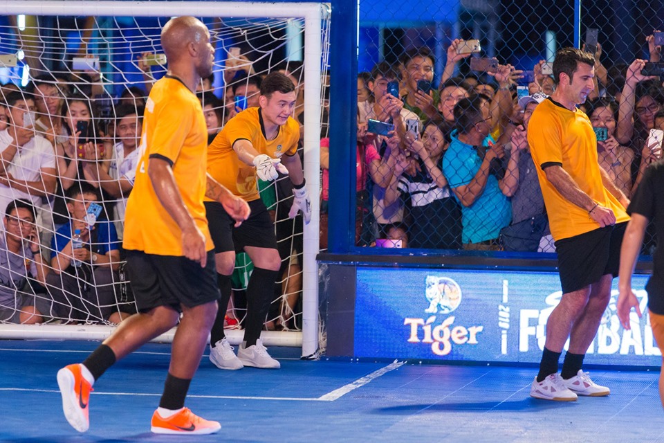 Rio Ferdinand đối đầu nhà vô địch phủi Việt Nam và cái kết không thể khác hơn
