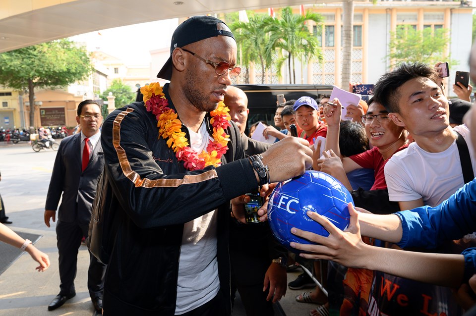 Tại sao Drogba, Ferdinand và các ngôi sao bóng đá thế giới rủ nhau đến Việt Nam?