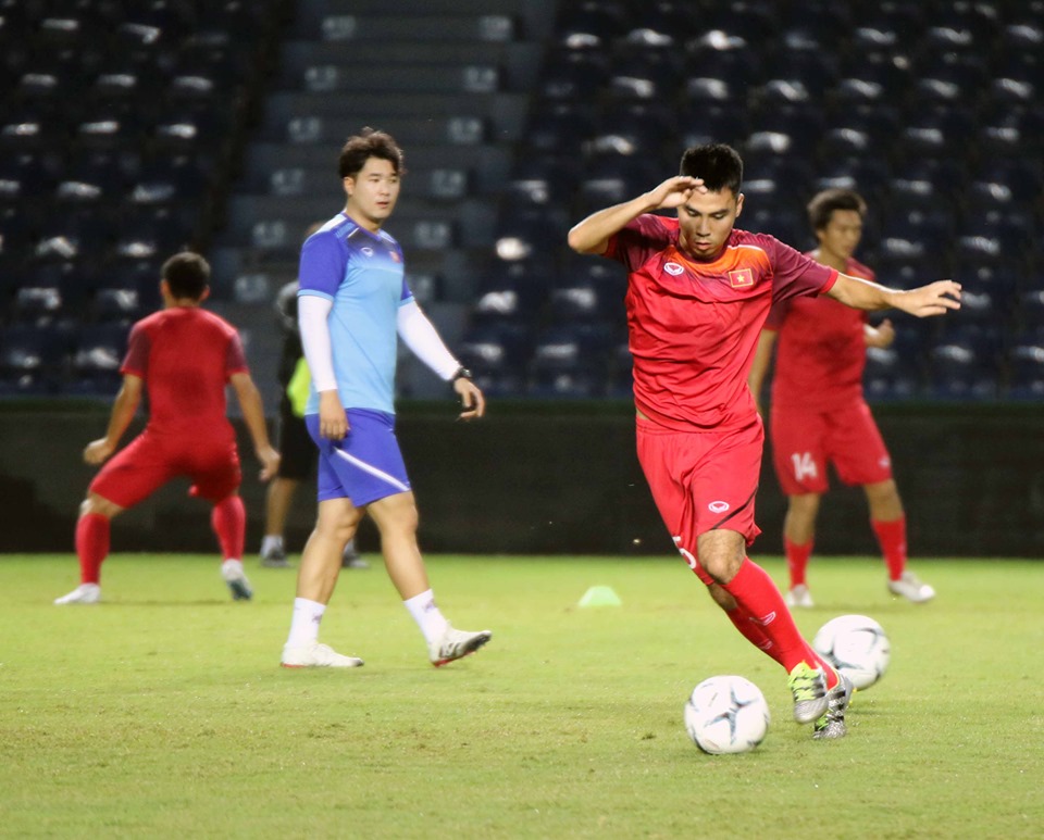 Chùm ảnh: ĐT Việt Nam làm quen mặt sân tại Kings Cup 2019