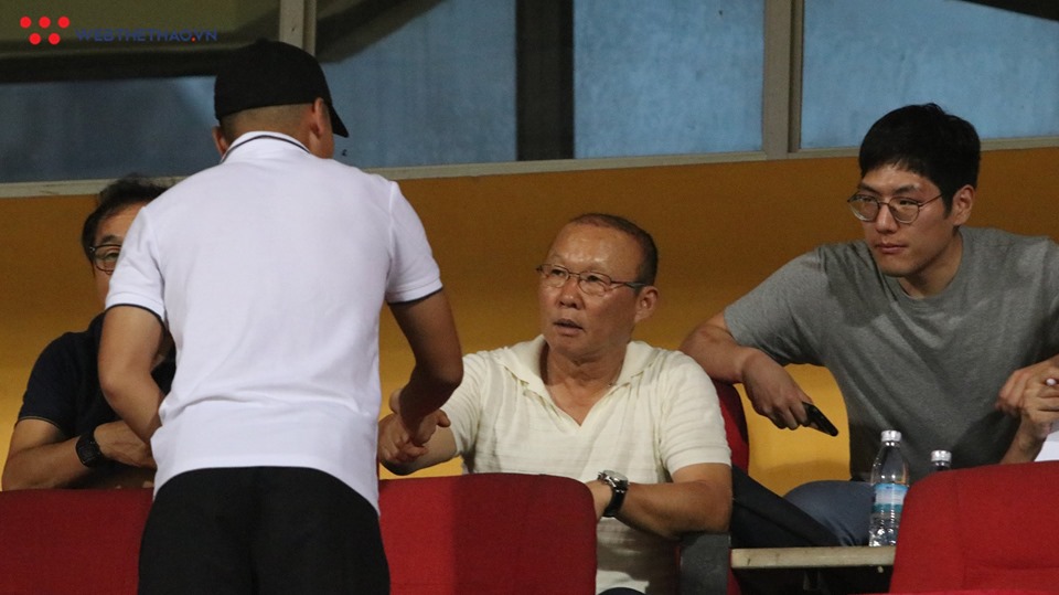 Thầy Park hành động lạ trước mặt các tuyển thủ Việt Nam