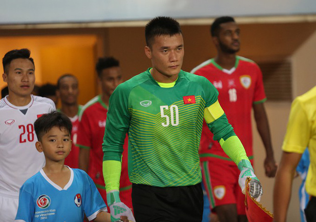 Cầu thủ nào tạm thời thay Quang Hải đeo băng thủ quân U23 Việt Nam? 