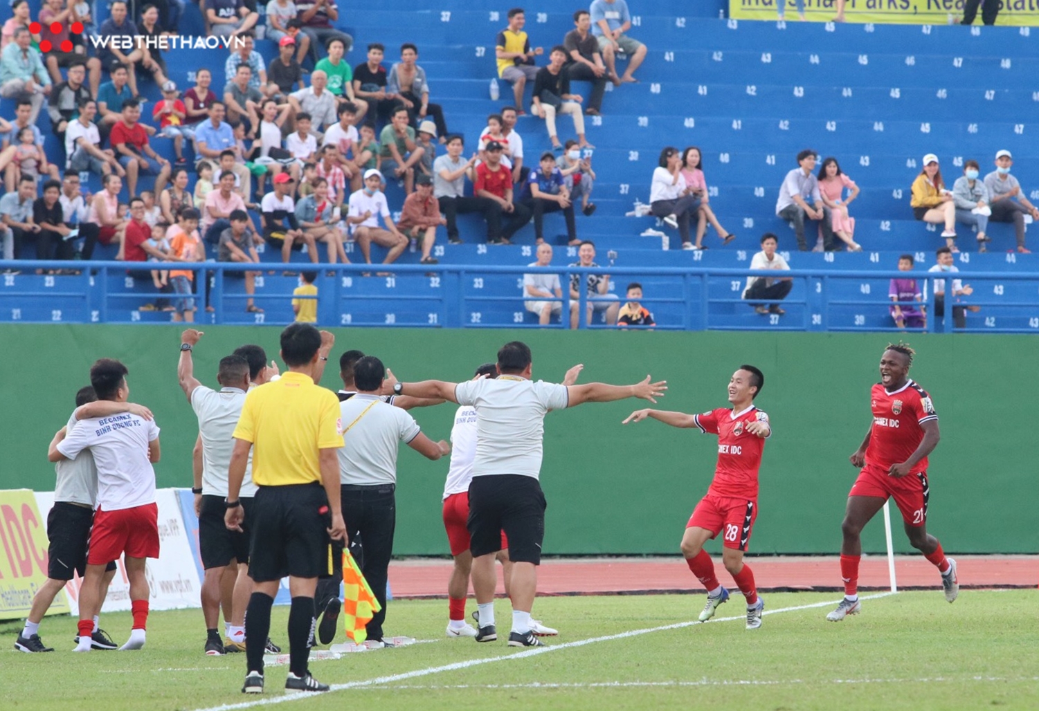 Cầu thủ đi cấp cứu, bàn thắng giây cuối và Tấn Trường đấu khẩu với CĐV, trận cầu điên rồ của Quang Hải và đồng đội