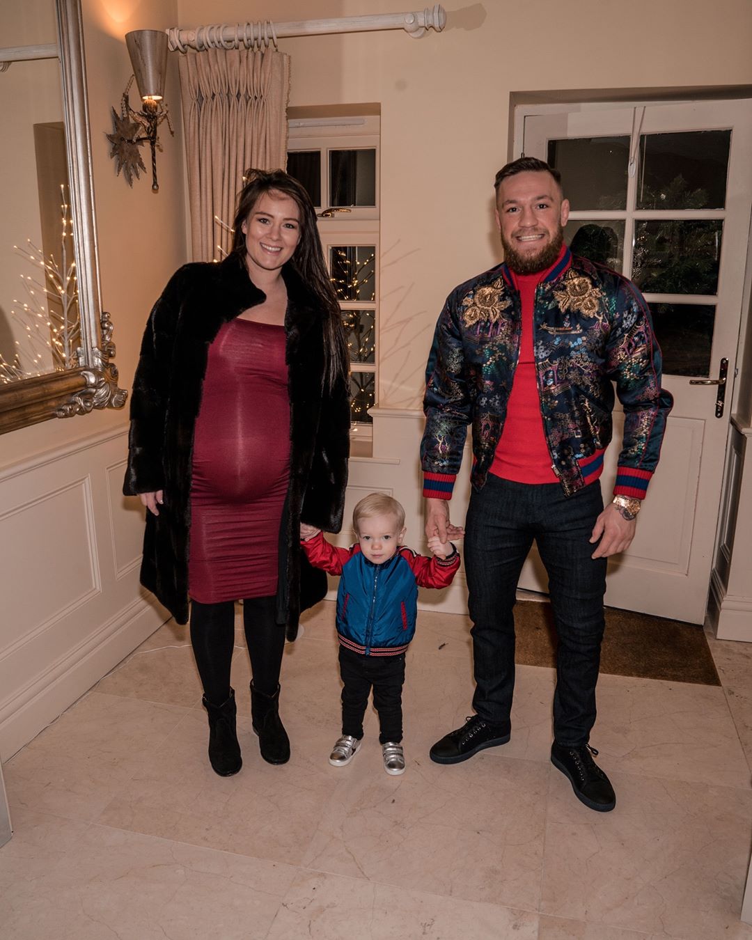 Về nhà với những đứa bé khỏe mạnh: Conor McGregor chào đón đứa con thứ hai