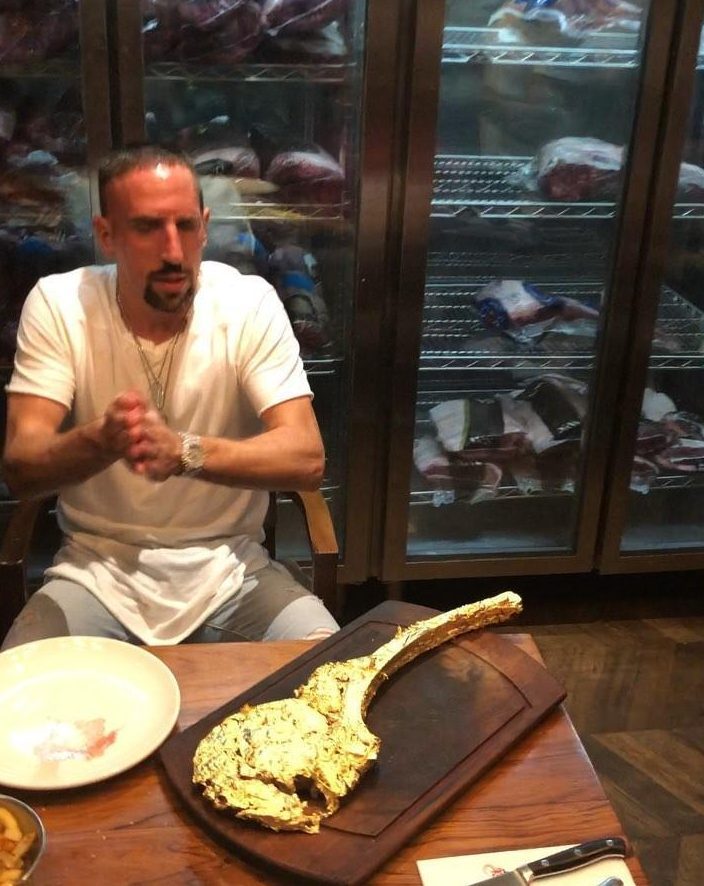 Franck Ribery nhận án phạt nặng từ Bayern vì chửi NHM sau khi bị chỉ trích ăn bít tết bọc vàng