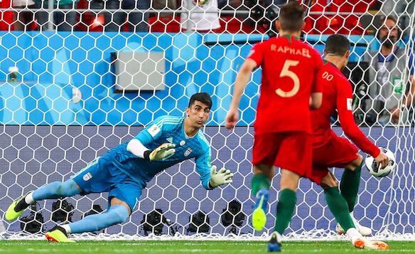 Thủ môn Iran từng thắng Ronaldo gây bão Asian Cup với pha ném bóng dài không tưởng