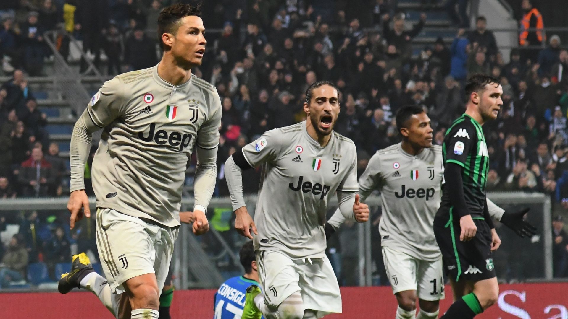Choáng với hiệu suất làm bàn không tưởng của Ronaldo giúp Juventus thống trị Serie A
