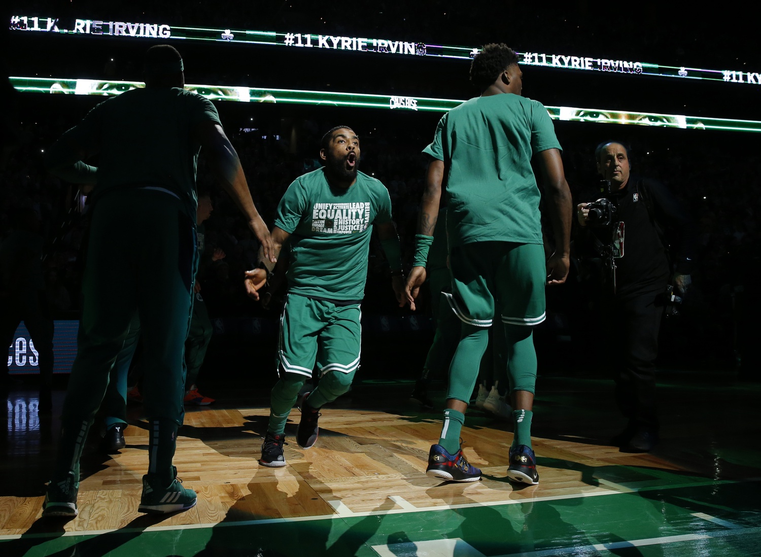 Celtics phẫn nộ khi nghi ngờ rằng người của LeBron James đã đứng sau tin đồn Kyrie Irving rời đội