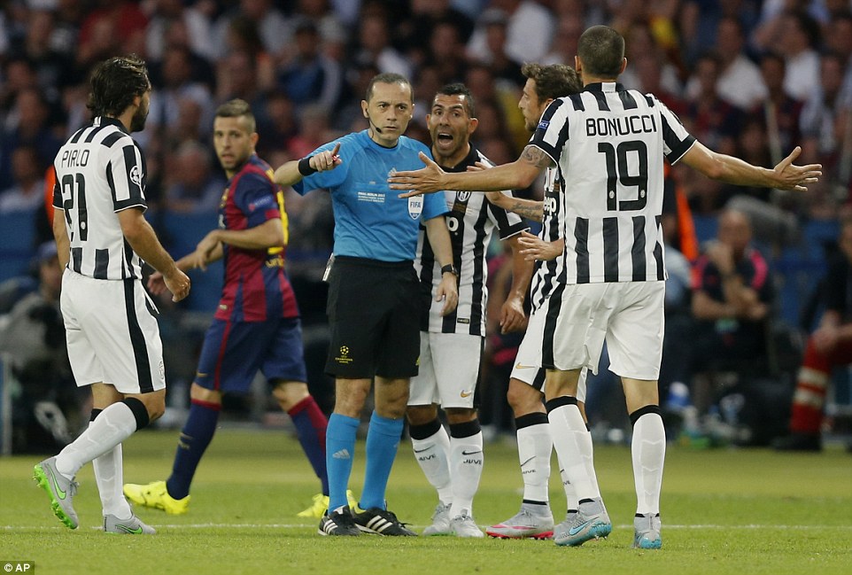 Trọng tài mang lại điềm lành cho Barca trước chuyến làm khách tới sân của Lyon