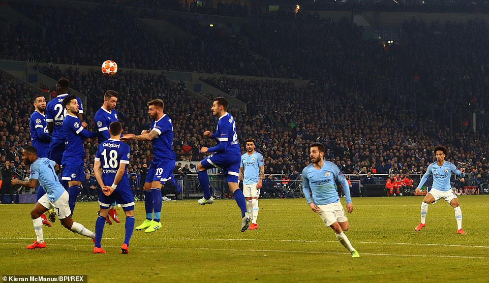 Sane - Sterling cứu rỗi trong 5 phút, tranh cãi VAR và những điểm nhấn ở trận Schalke 04 - Man City
