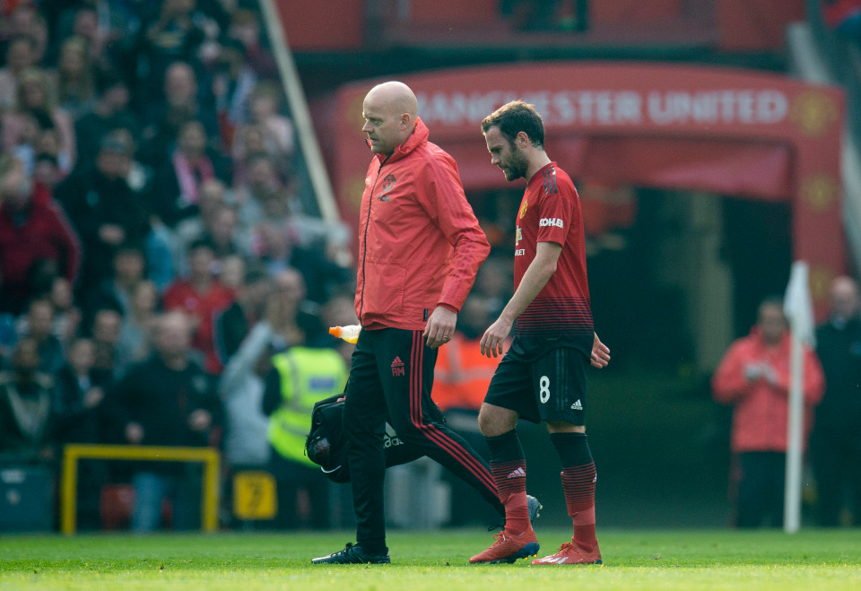 Cố đuổi theo Salah, Mata sợ chấn thương thêm nghiêm trọng