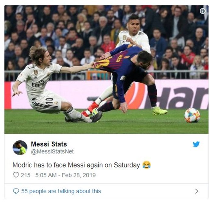 Modric bị troll sấp mặt vì hành vi thô thiển với Messi ở Siêu kinh điển