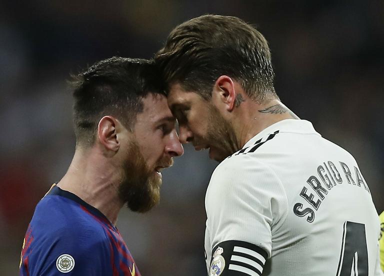 Cú thúc khuỷu tay của Ramos với Messi ở trận Siêu kinh điển có đáng nhận thẻ đỏ hay không?