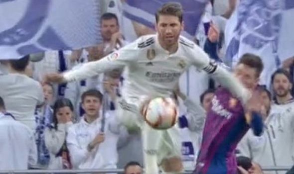 Cú thúc khuỷu tay của Ramos với Messi ở trận Siêu kinh điển có đáng nhận thẻ đỏ hay không?