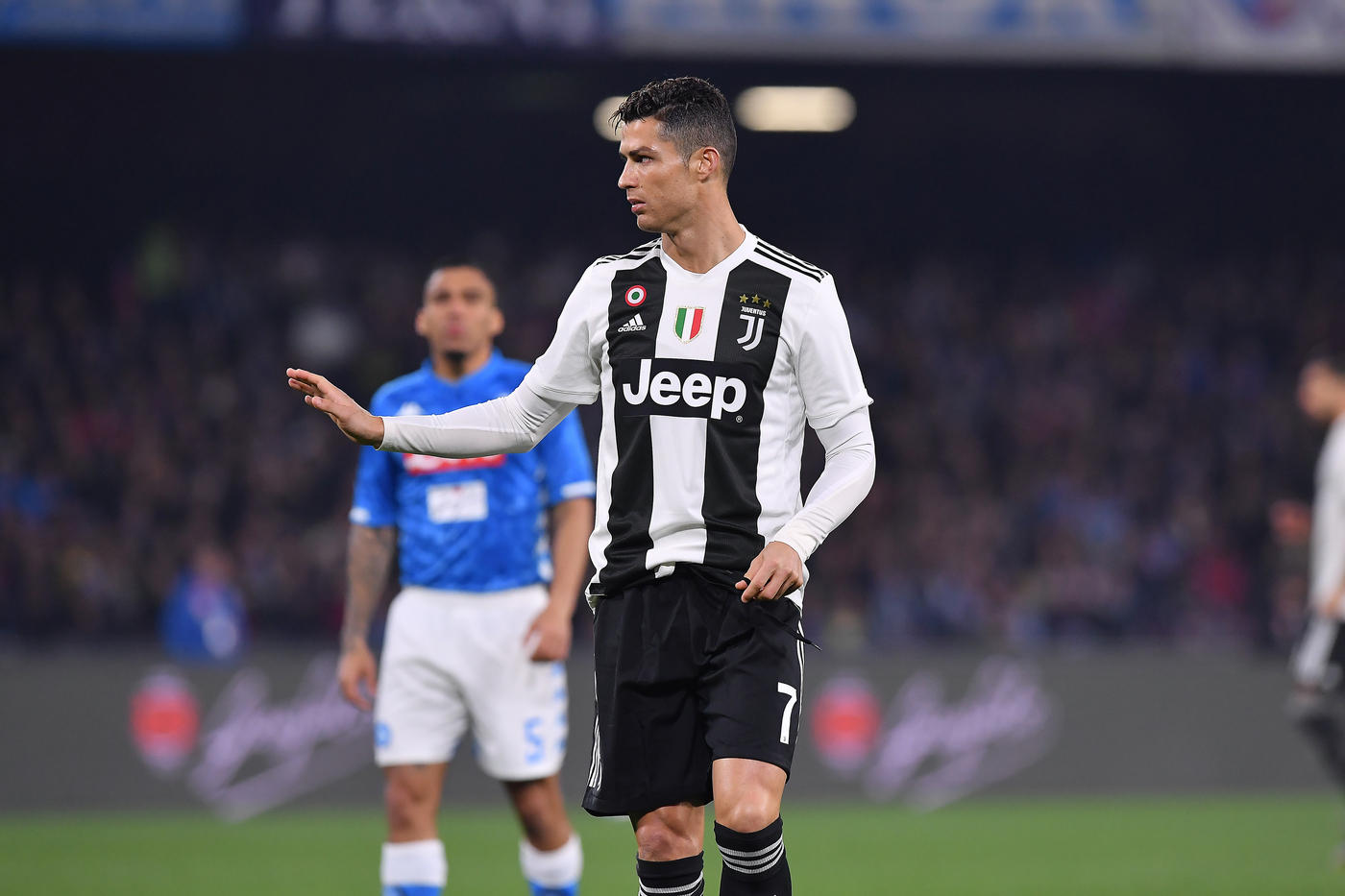 Ronaldo đóng vai “tiêu diệt sinh lực”, Juventus lập kỷ lục trong trận thắng Napoli