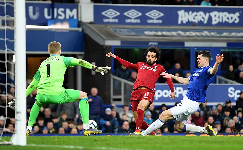 Salah bỏ lỡ đáng tiếc khiến Liverpool mất ngôi đầu và những điểm nhấn ở trận