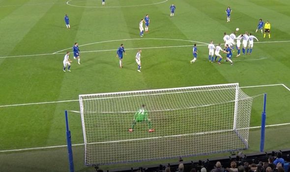 Chelsea hưởng lợi một bàn thắng nhờ hành động khó tin của hậu vệ Dynamo Kiev