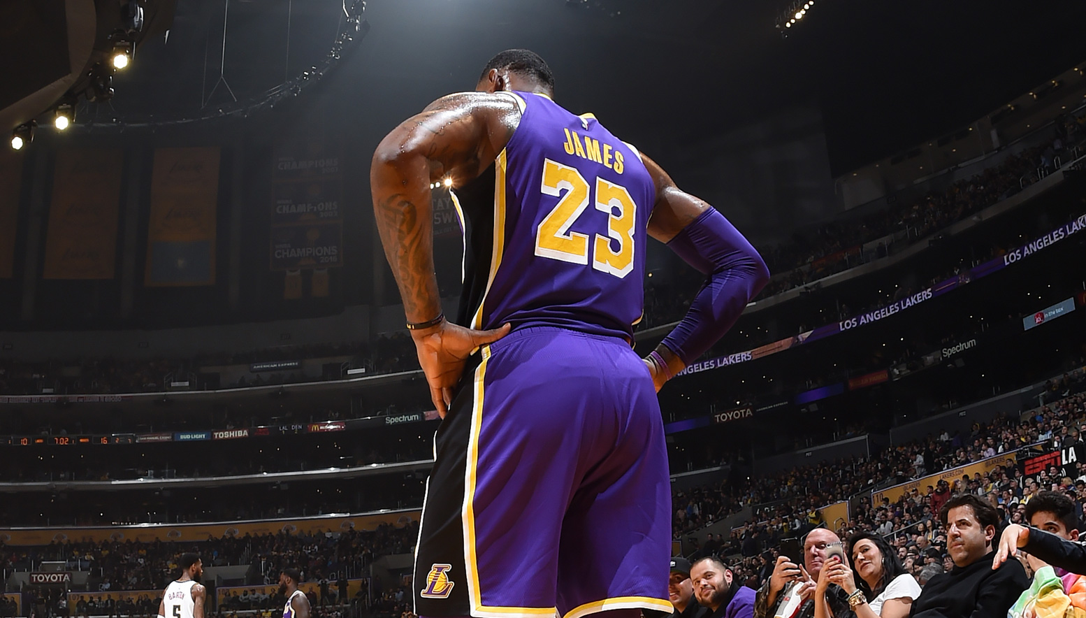 Fan LA Lakers đuổi LeBron James về lại Cleveland Cavaliers: Cuộc sống mà!