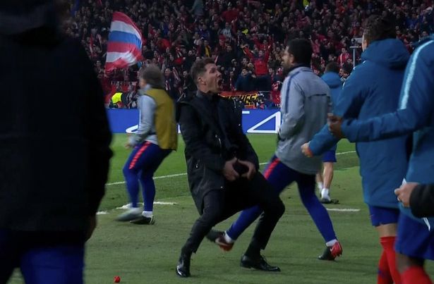 HLV Simeone đáp trả bất ngờ sau khi chứng kiến pha ăn mừng trêu ngươi của Ronaldo