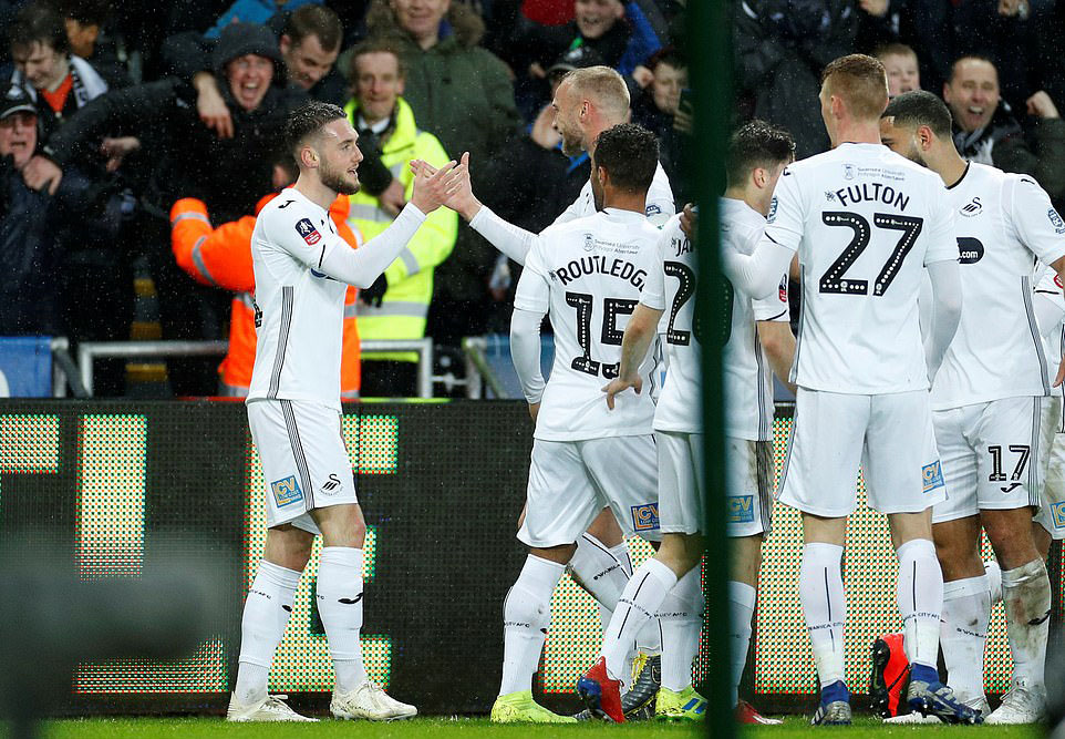 Song sát Aguero - Silva tỏa sáng, tranh cãi VAR và những điểm nhấn ở trận Swansea vs Man City