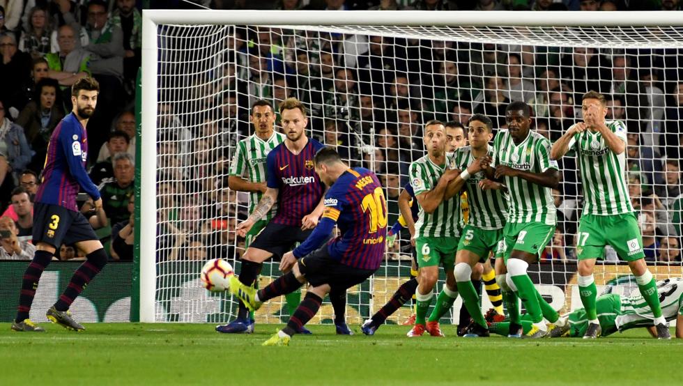 Choáng với cách Messi phản ứng khi được CĐV đối phương… ngả mũ kính phục