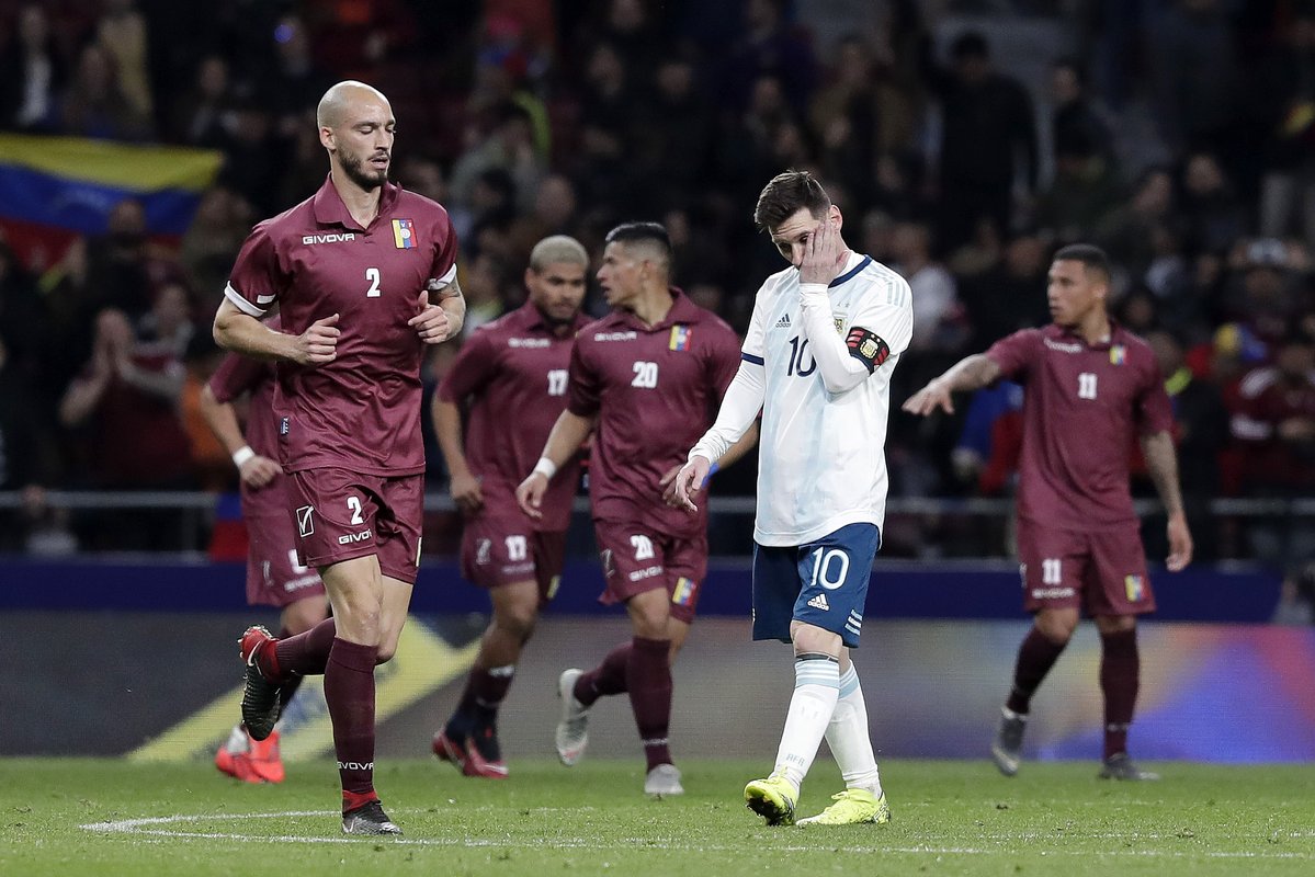 Sự khác biệt giữa ĐT Argentina và Barcelona đang khiến Messi khổ sở như thế nào?